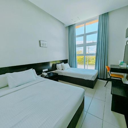 Citrine Hotel Seri Iskandar Exterior photo